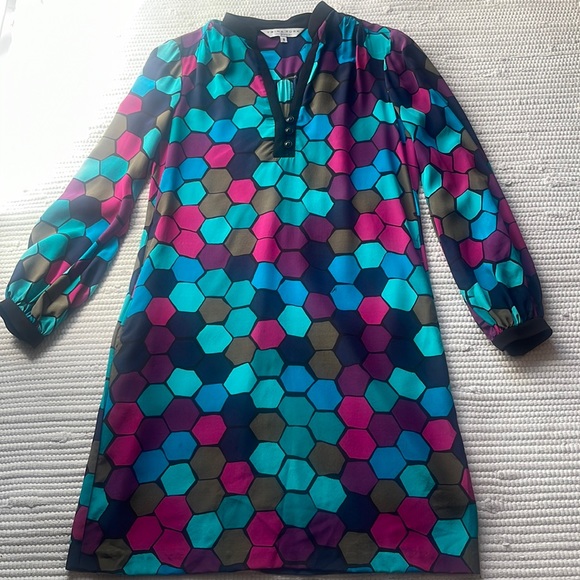Trina Turk Dresses & Skirts - Trina Turk Mini Dress Sz 8 Small 100% Silk Honey Comb Pattern Blue Bishop